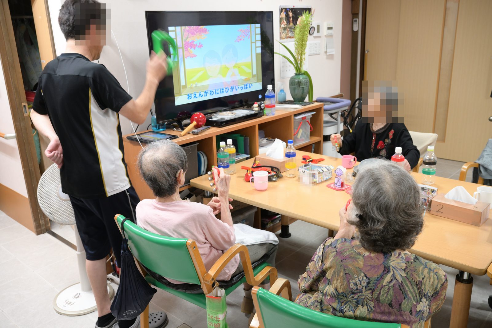 音楽に合わせて楽器を鳴らしている様子