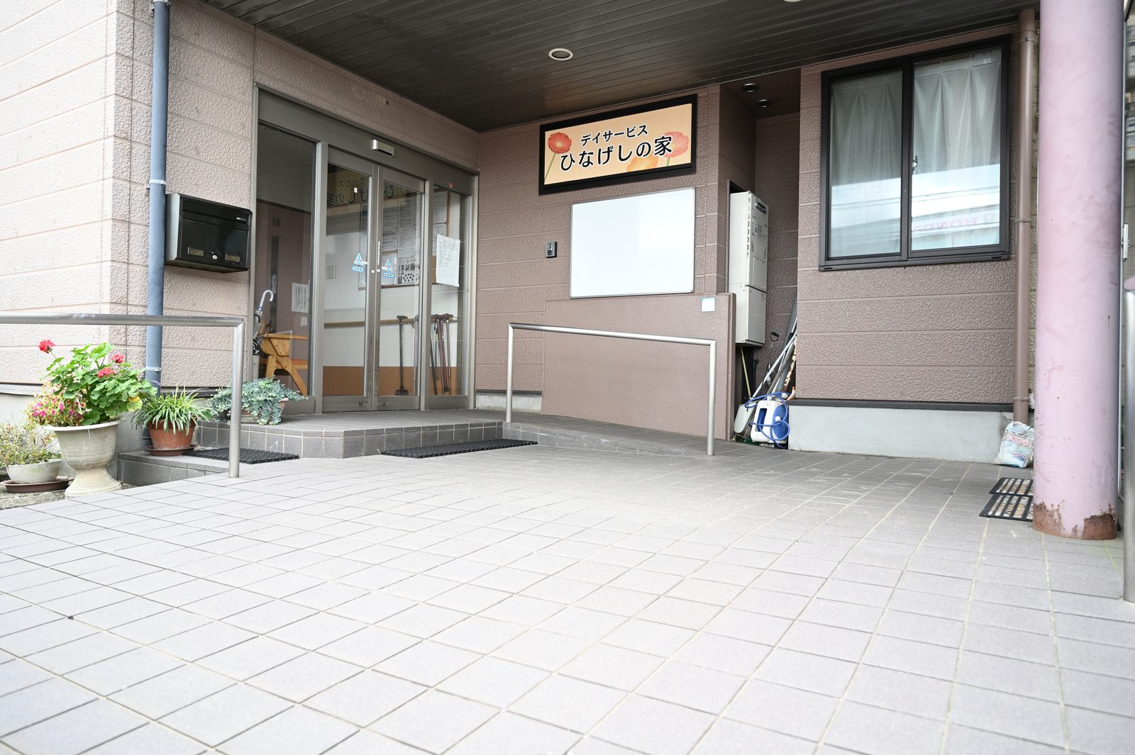 屋根付きの玄関前