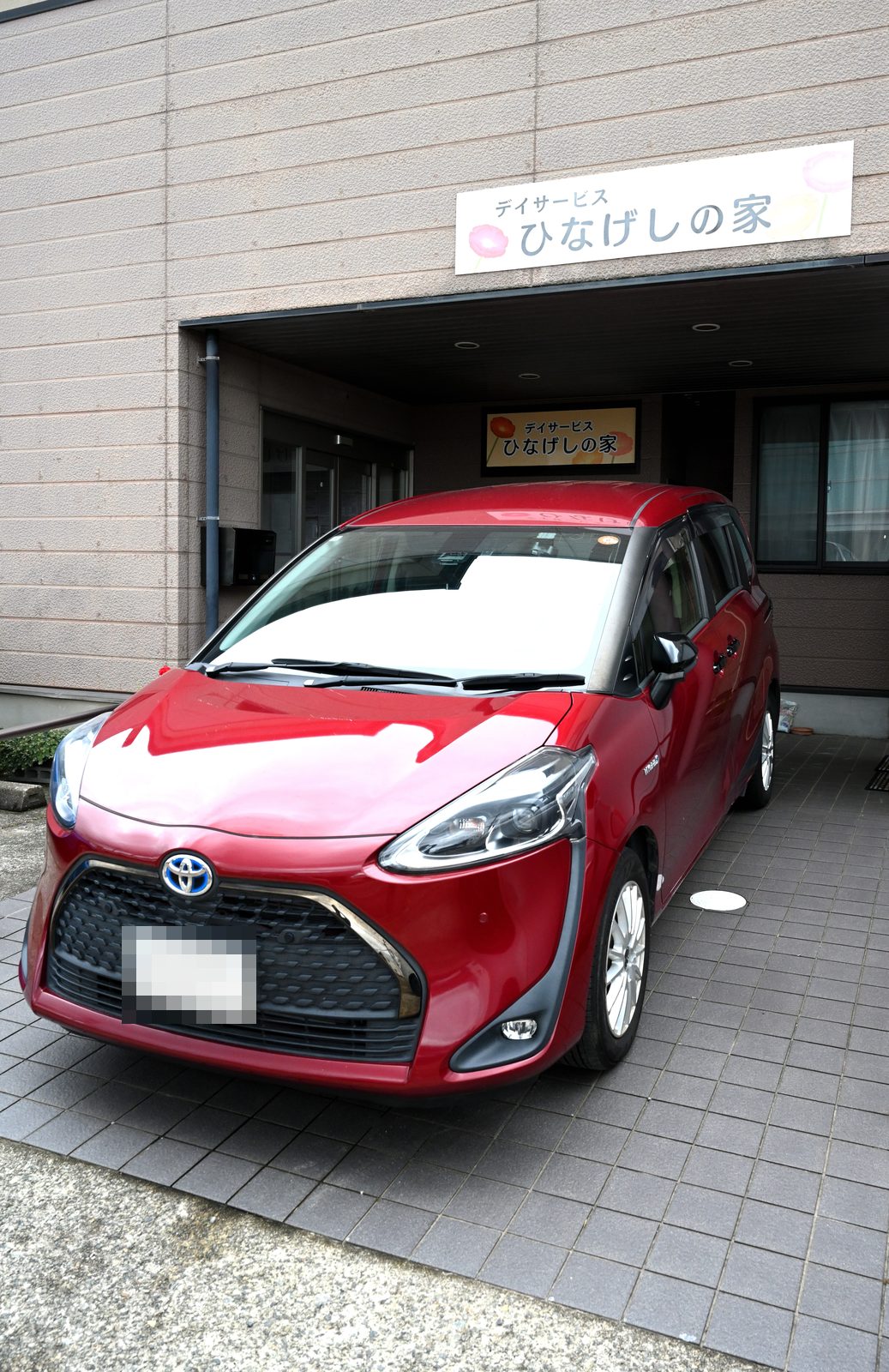 大きな屋根のある玄関前