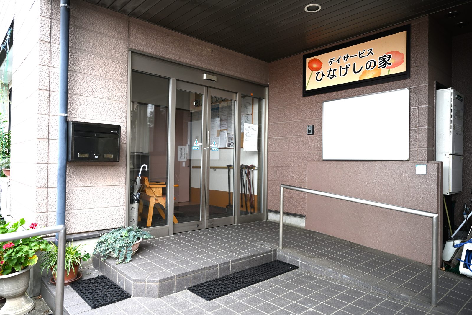 玄関のスロープと手すり