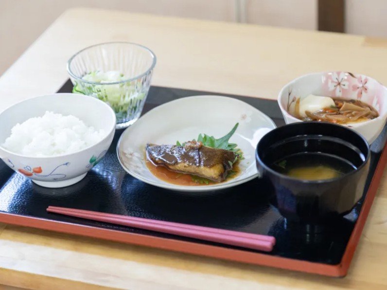お食事の例(煮魚の定食)