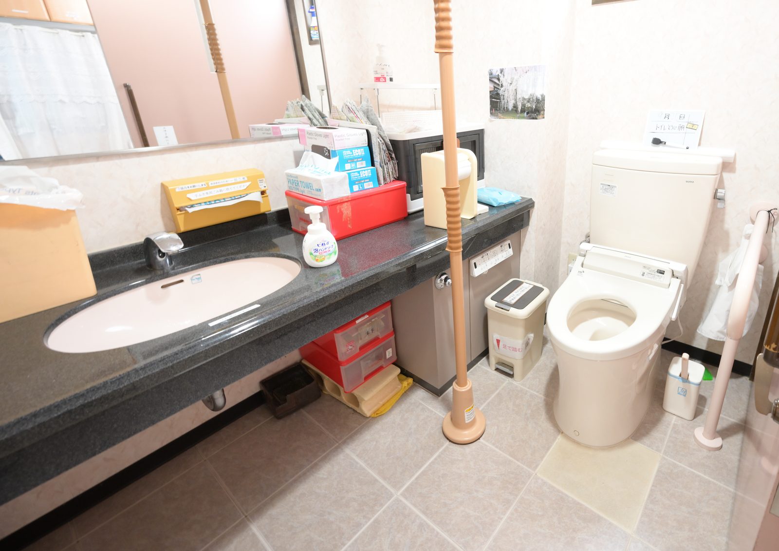 共用トイレと洗面台