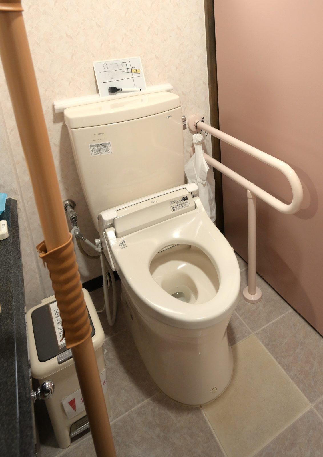 手すり付きのトイレ
